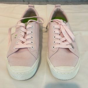 Cariuma Pink Canvas OCA Low Sneakers Size 9